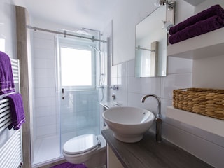 Badezimmer mit Regendusche