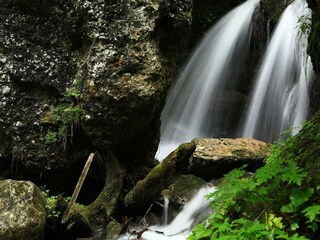 Wasserfall direkt im Ort