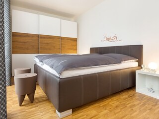Das Schlafzimmer mit kleinem Meerblick.