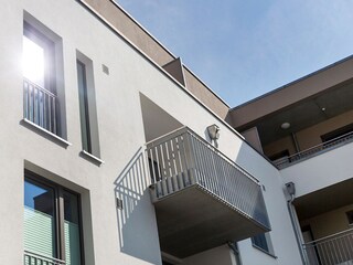 Der möblierte Wohnzimmerbalkon schaut nach Süden.
