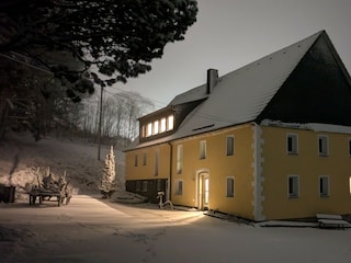 Der Hof im Winter bei Schnee.