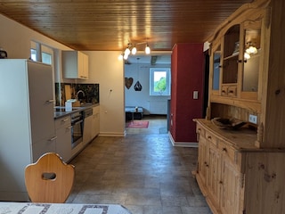 Große Küche mit Verbindung zum Wohnzimmer