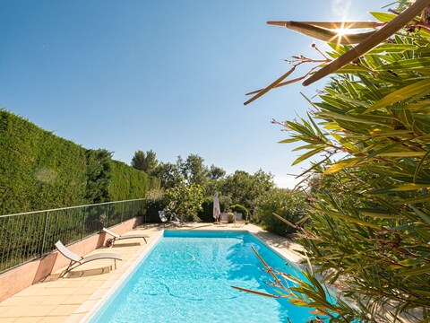 Vakantiehuis Mooi vakantiehuis met zomerkeuken, zwembad en tuin - 801 ROU