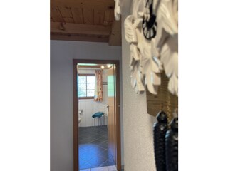 Flur mit Blick ins Badezimmer