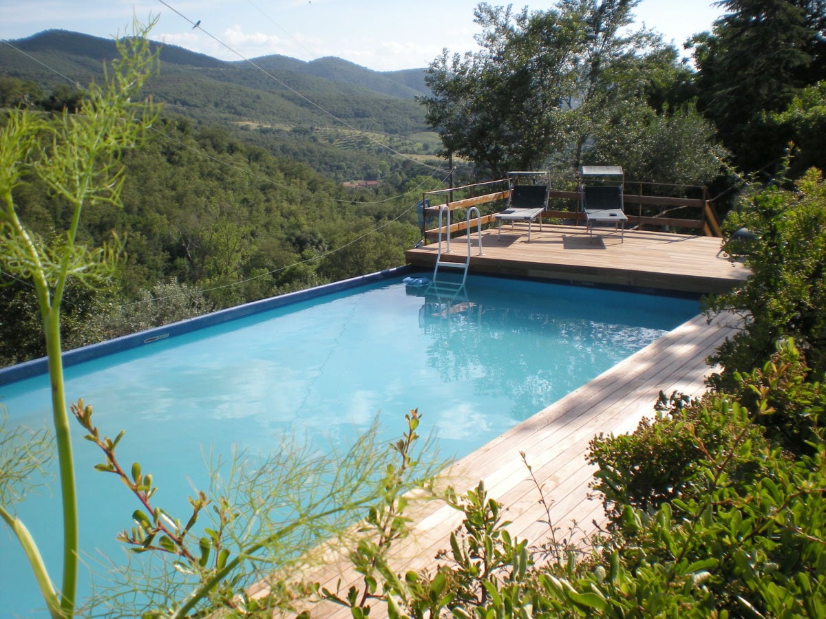 Pool mit Blick auf das Chiana-Tal