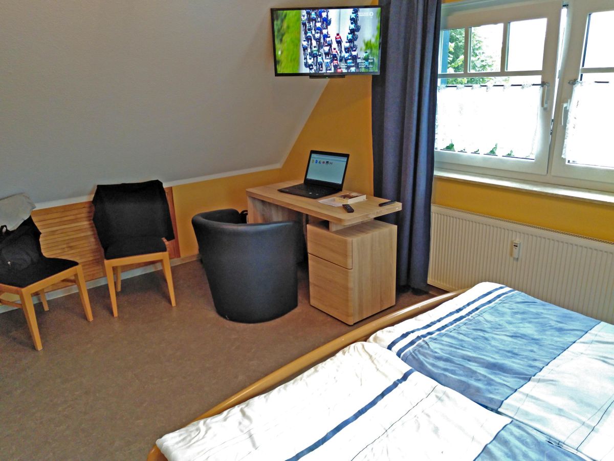 schlafzimmer mit tv und schreibtisch maja schlafzimmer tv und schreibtisch ferienwohnung südblick zingst firma sefior gmbh herr heinz schlafzimmer mit tv und schreibtisch maja schlafzimmer tv und schreibtisch ferienwohnung südblick zingst firma sefior gmbh herr heinz