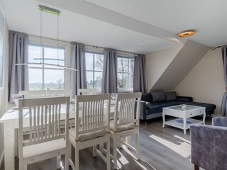 großzügiges Wohnzimmer