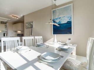 großzügiges Wohnzimmer