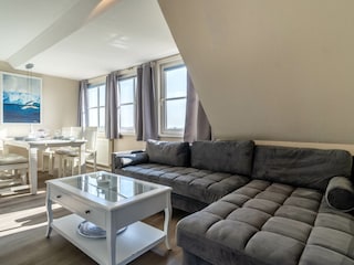 großzügiges Wohnzimmer
