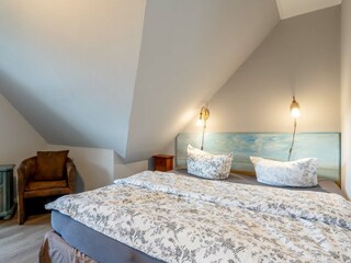 geräumiges Schlafzimmer mit Boxspringbett