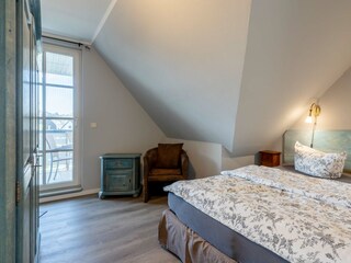 geräumiges Schlafzimmer mit Boxspringbett