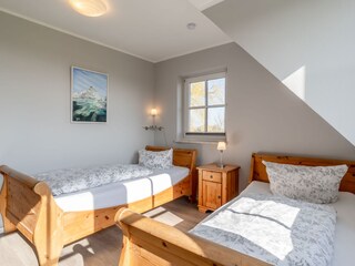 helles Schlafzimmer mit Einzelbetten