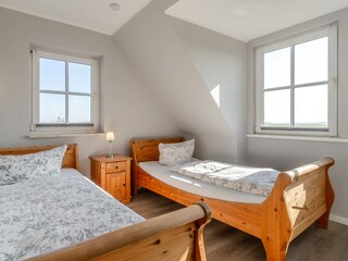 helles Schlafzimmer mit Einzelbetten