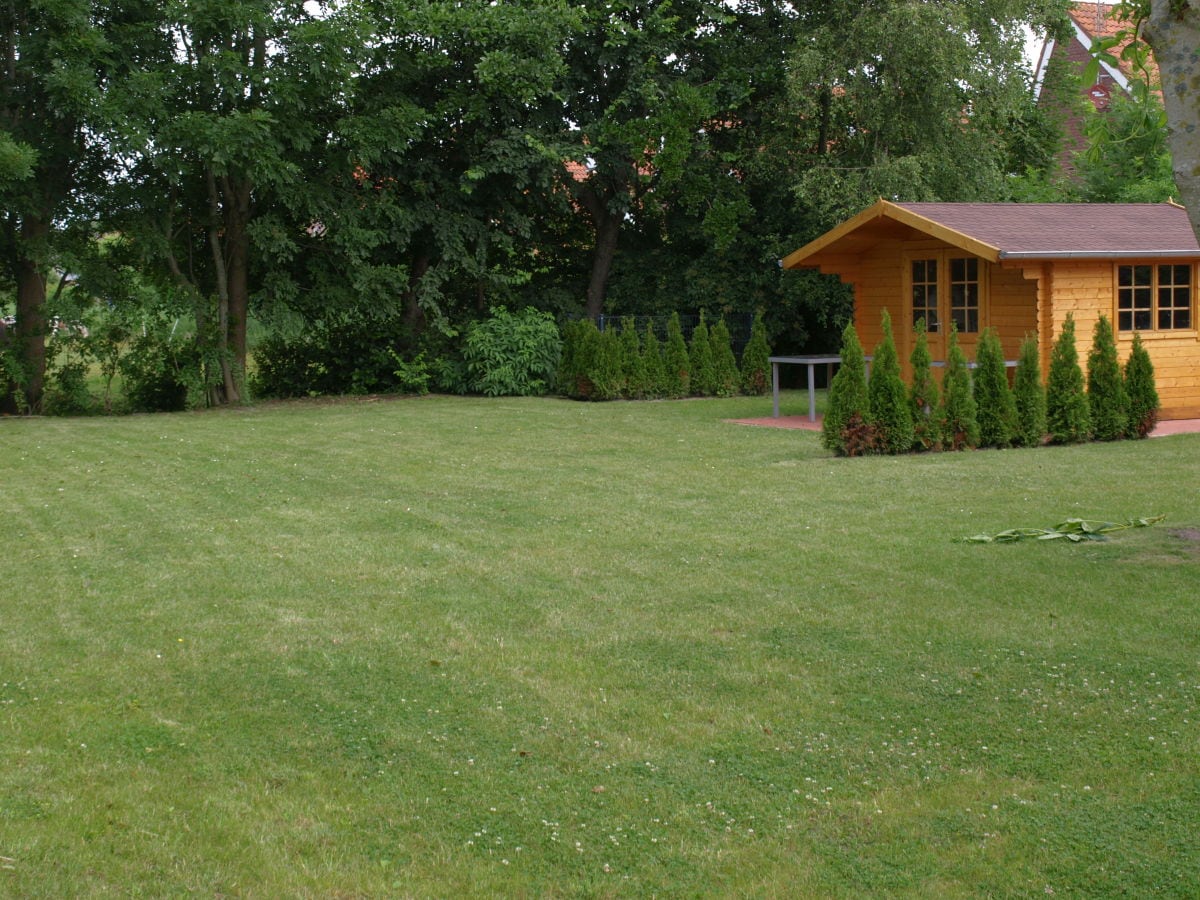 gartenhaus mit vorgelagerter terrasse