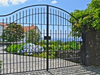 Großes Eingangstor zum Grundstück