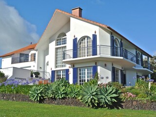 Blick aus Südwest :Haupthaus u. Apartment
