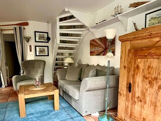 Wohnbereich mit offener Treppe und Blick in den Flur