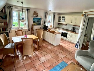 Wohn-/Esszimmer mit offener Küche