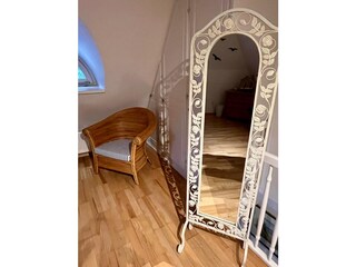 Schlafzimmer mit Spiegel und Einbauschrank