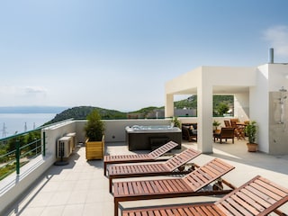 Die Dachterrasse mit Meerblick und Whirlpool