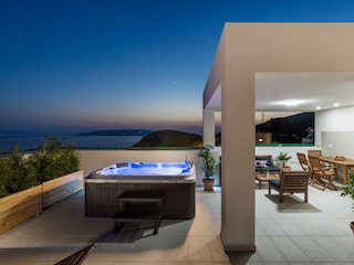 Die Dachterrasse mit Meerblick und Whirlpool