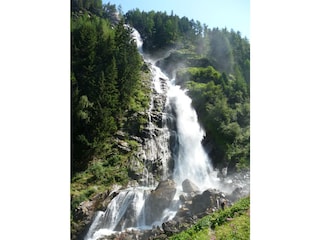 Wandern neben den größten Wasserfall Tirols