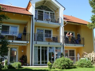 Netter Plausch am Balkon