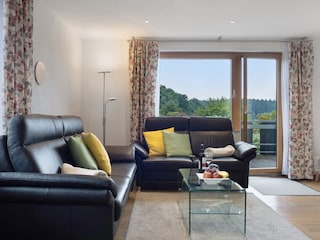 Wohnzimmer mit Balkon