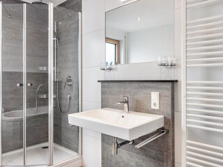 Bad mit Badewanne/Dusche