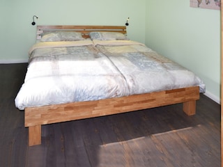 Schlafzimmer mit Doppelbett