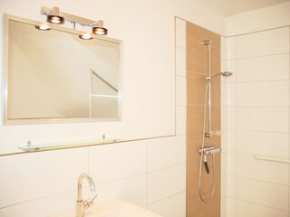 Helles Bad mit Dusche