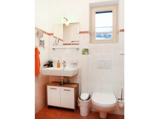 Bad mit Dusche und WC