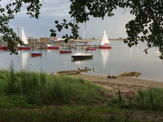 Blick vom Spazierweg am Meer