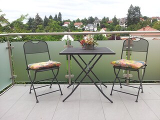 Der neu gestaltete Eingangsbereich mit Schattenterrasse