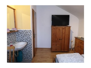 Sep. Waschbwecken und zusätzlicher TV