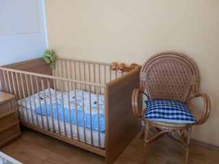 Baby Bett im Elternschlafzimmer