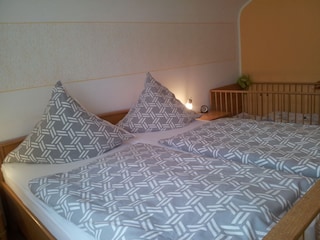Elternschlafzimmer mit Babybett
