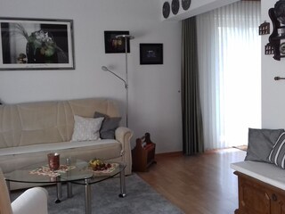 Wohnzimmer mit Zugang zur Terrasse