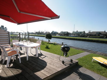 Holiday house Lemmer Holidayhouse at the waterside