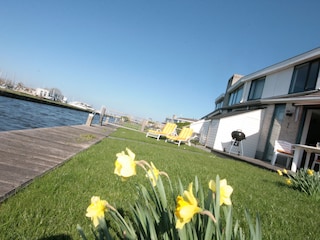 Garten mit Wiese Terrasse und Bootssteg