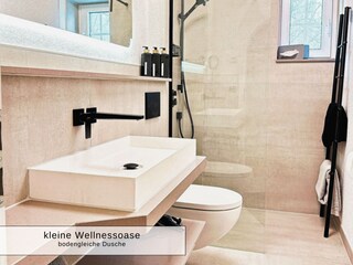 Modernes Bad mit klaren Formen