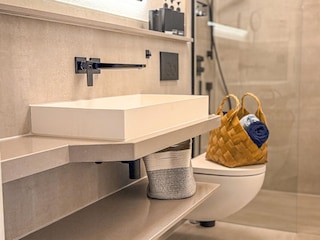 Modernes Bad mit bodengleicher Dusche