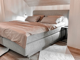 Schlafzimmer No1  mit Boxspringbett & Zugang zur Loggia