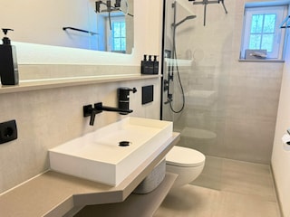 Neues modernes Bad mit bodengleicher Dusche