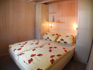 Schlafzimmer mit Doppelbett im Erdgeschoss