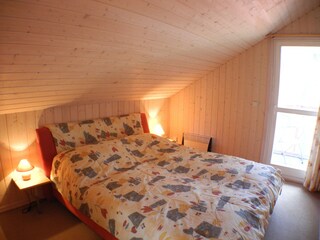 Schlafzimmer mit Doppelbett im Obergeschoss