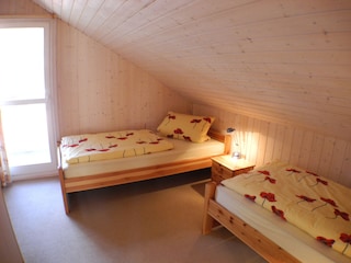Drittes Schlafzimmer mit zwei Einzelbetten (OG)