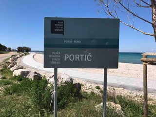 Strand im Peroj-Umgebung