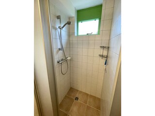 große Dusche mit Duschtür