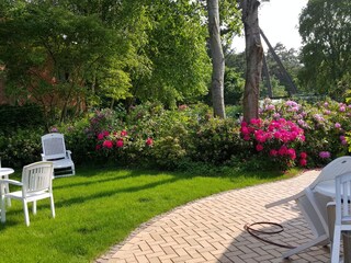 Garten mit Tischgruppen und Liegen
